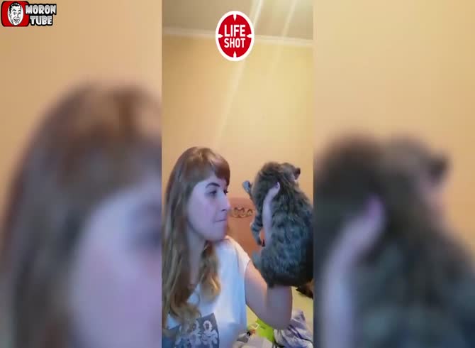 Video :A Russian girl goes nuts for a cat